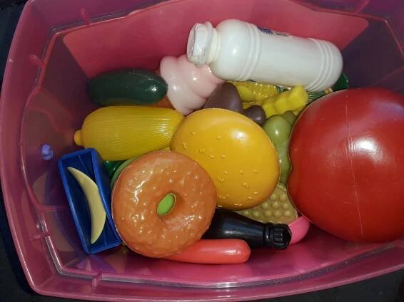 Prodám 2 sady plastového "jídla" (ovoce, zelenina, pečivo, párky, chipsy, brambory, lahvičky... + nádobí. Hrané, zachovalé