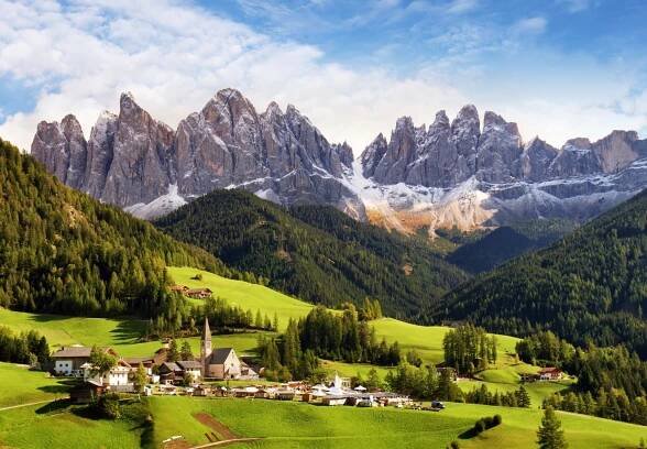 Val di Funes, Trentino Alto Adige, Itálie. Velký podzimní barvy svítí pod pozdní slunce s Odle na pozadí a Santa Magdalena vesnici na popředí. — Stock obrázek