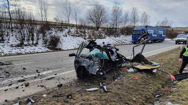 Nehoda u Jihlavy: na obchvatu se srazilo auto s náklaďákem, jeden člověk zemřel