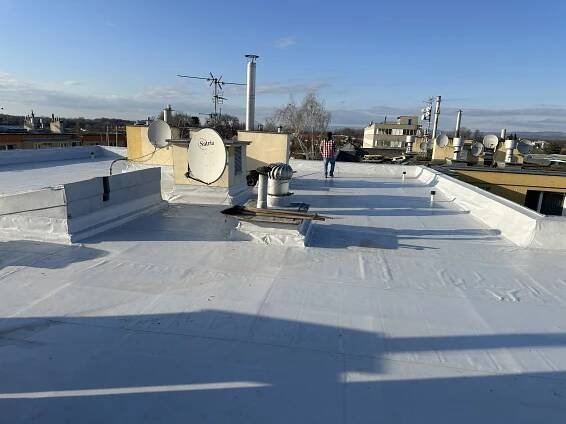 Roofman - Střechy a stavby na klíč| Rekonstrukce střechy BD Olomouc Lazce, hydroizolace PVC Bauder, zateplení EPS