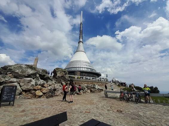 Vyzkoušeli jsme: Chybějící kabinová lanovka turisty od výletu na Ještěd neodradí