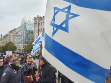 Obrazem: Desítky lidí v Praze podpořily Palestinu. Dorazili i příznivci Izraele