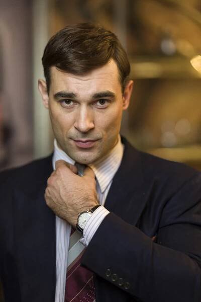 Není seriál, není sláva. A to je Adam Vacula pekelně sexy, navíc výrazný typ, kterého kamera miluje. VIP skandály a aférky