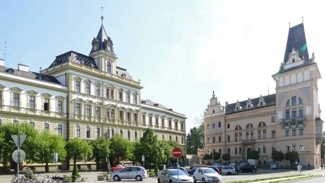 Masarykovo náměstí Přelouč,  vpravo Občanská záložna,  vlevo základní škola | foto: Lukáš Zeman