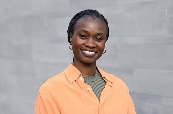 EXCLUSIVE - Lorna Ishema TV-Kommissarin Lorna Ishema hat sich für den ZDF-Thriller «Der Überfall» mit echten Polizisten auf ihre Rolle vorbereitet. «Es gab vorab natürlich ein Polizei-Training, wir konnten dort viele unserer Fragen klären», sagte die 1989 in Uganda geborene Schauspielerin der Deutschen Presse-Agentur in Berlin. «Allerdings habe ich schnell gemerkt, dass ich dort auch an Grenzen stoße. Einfach aus dem Grund, weil die beiden Polizisten enorm gute Arbeit geleistet haben, uns so gut es geht vorzubereiten, jedoch nicht Antonias Lebensrealität als «schwarze Frau bei der Polizei» teilten. Was für die Figur und Geschichte jedoch ein wichtiger Aspekt ist.» Der erste Teil läuft am Freitag (4.3.) um 21.15 Uhr im ZDF, die weiteren jeweils freitags (21.15 Uhr) und samstags (21.45 Uhr). Die Serie ist auch schon komplett in der Mediathek verfügbar.