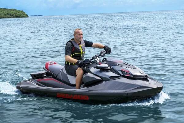 Muž na vodní skútru Sea-Doo GTR-X RS na moři