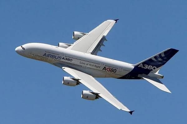 Airbus A380 na aerosalonu v Paříži.