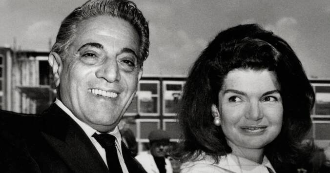 Jacqueline Kennedyová a Aristoteles Onassis. Manželský pár, který plnil stránky novin dlouho před svatbou i dlouho po ní