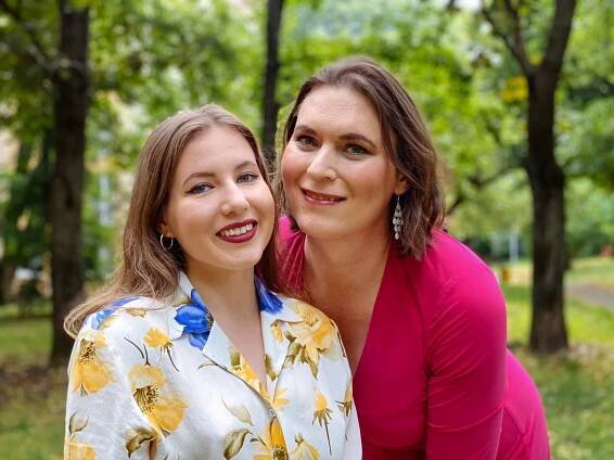 Lesbický pár, v němž je jedna z žen trans, žije úplně všedně. Až na pár výjimek