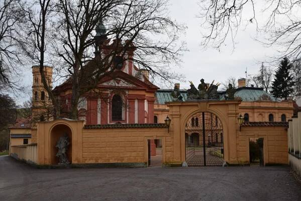 vstupní brána zámku Odlochovice