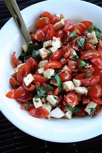 Salát z rajčat, oliv a mozzarelly - varenirecept