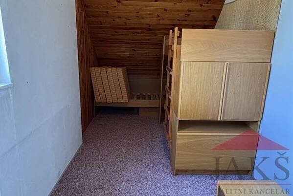 Sušice - Na Štebetce; troj-generační rodinný dům (2x 3+1 a 1+1) s garážemi a zahradou 573 m2