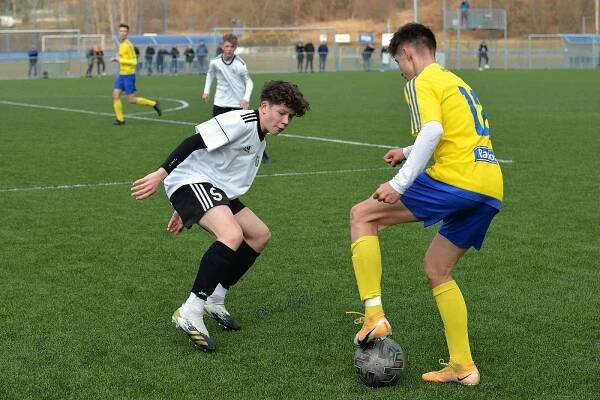 Mladí fotbalisté Zlína (žluté dresy) si v 19. kole Moravskoslezské žákovské ligy poradili s Karvinou po výsledku 4:1.