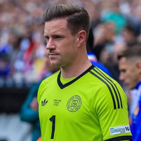 Fußballer Marc-Andre Ter Stegen blickt am 08.06.2025 in Stuttgart auf das Spielfeld bei dem Spiel Deutschland gegen Frankreich.