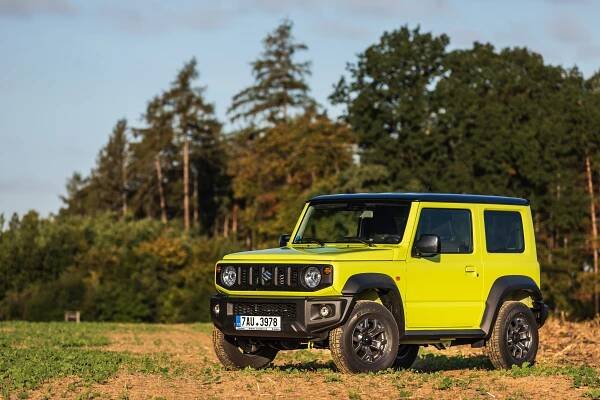 Odmocnina z Mercedesu G. Nové Suzuki Jimny dorazilo do Česka a míří z lesa do města