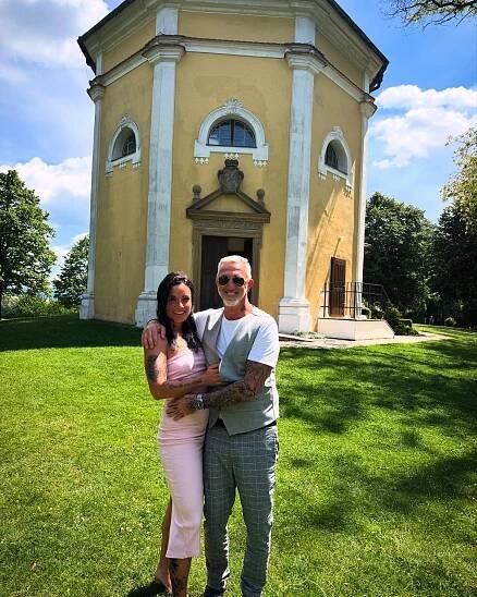 Herec Matouš Rajmont se oženil: Krásná nevěsta zvolila netradiční černé svatební šaty