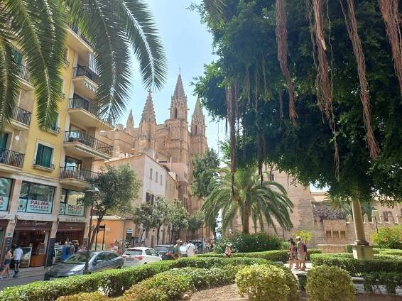 PALMA DE MALLORCA, TO JE SMĚS ŠPANĚLSKÉHO TEMPERAMENTU A KATALÁNSKÉ NOBLESY - Překlady Španělština