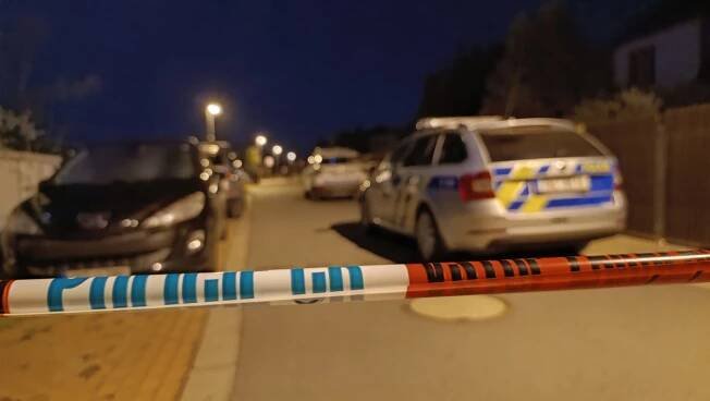 Měl zapálit dům i s mužem uvnitř a pobodat svědka. Mladíkovi z Hradce hrozí výjimečný trest