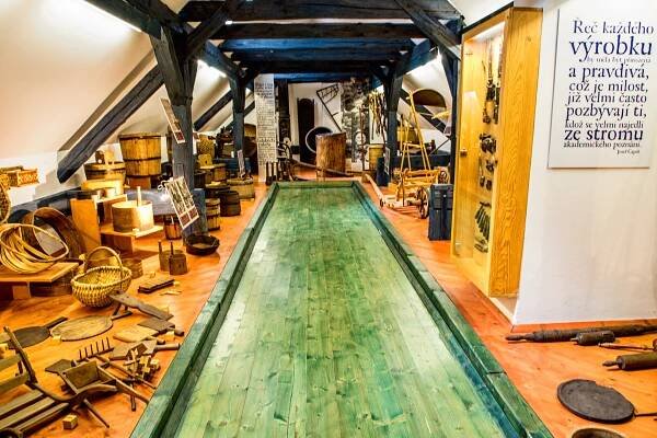 expozice "DŘEVO PROUTÍ SLÁMA" • Muzeum jihovýchodní Moravy ve Zlíně