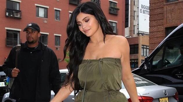Kila navíc se dají schovat i v kombinéze. Jak na to ukázala po porodu Kylie Jennerová.