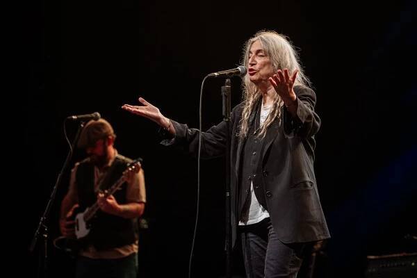 Neobyčejně krásný koncert. Patti Smith četla poezii, vzpomněla na Deppa i Krále