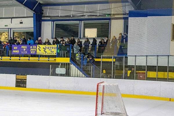HC Meteor Třemošná (modří) vs. HC Rokycany 4:3 (2. finále play-off krajské hokejové ligy).