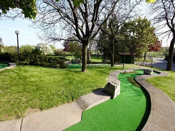 Minigolf fairways in Centennial Park Golf Centre