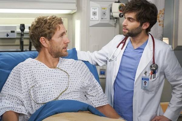 Chirurgové - Co jsem udělala pro lásku - Z filmu - Brett Tucker, Jake Borelli