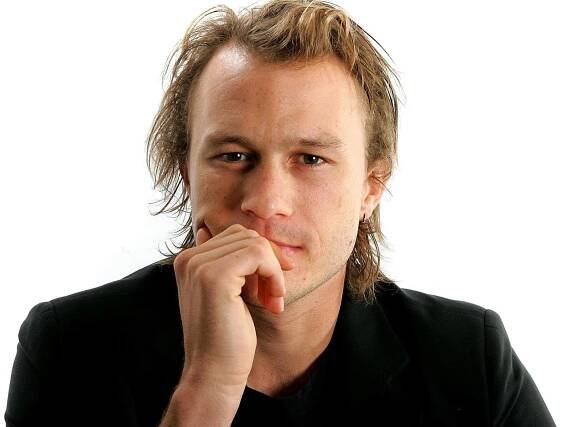 Talented Actor Heath Ledger Classic Photoshoot Wallpaper