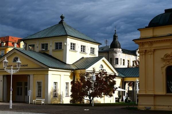 Ústečtí senioři ve Františkových Lázních: léčebné procedury, výlety i divadlo