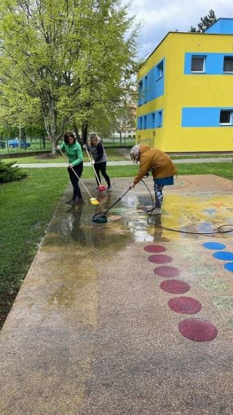 -DEN ZEMĚ, BRIGÁDA NA ZAHRADĚ MŠ, UKLIĎME ČESKO- | MŠ Mitušova 90