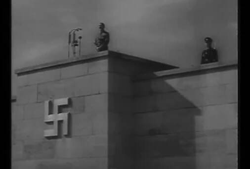 1940 - Adolf Hitler zakončil projev na venkovním nacistickém shromáždění, kde gestapo následně vystřelilo z děla. — Stock záběr