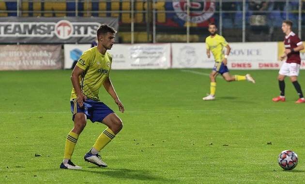 Fotbalisté Zlína (žluté dresy) ve šlágru 9. kola FORTUNA:LIGY přivítali pražskou Spartu.