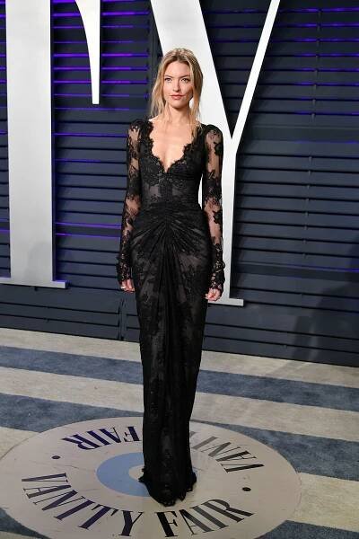 Martha Hunt 2019 Oscar’s Vanity Fair Party | Black lace gown, Fashion dresses, Glam dresses