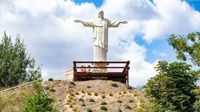 Sochu nechal zhotovit Pavol Turoň