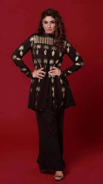 Does age even matter? Raveena Tandon proves timeless beauty and style