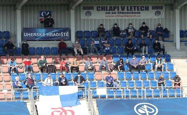 Fotbaloví fanoušci se také v Uherském Hradišti vrátili na ligový stadion.