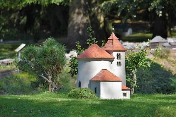 Hluboká, Karlštejn i Loket. V Parku Bohemium jsou k vidění miniatury památek