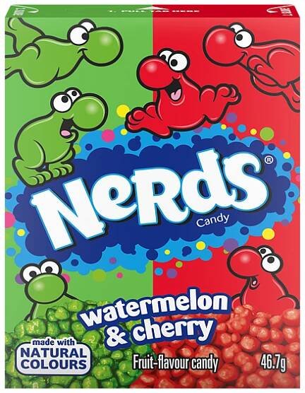 Krabička ovoceného bonbónu Nerds s příchutí melounu a třešně, označení "made with natural colours", váha 46,7 g, na obalu barevné postavičky a zobrazené zelené a červené krystalky bonbónů.