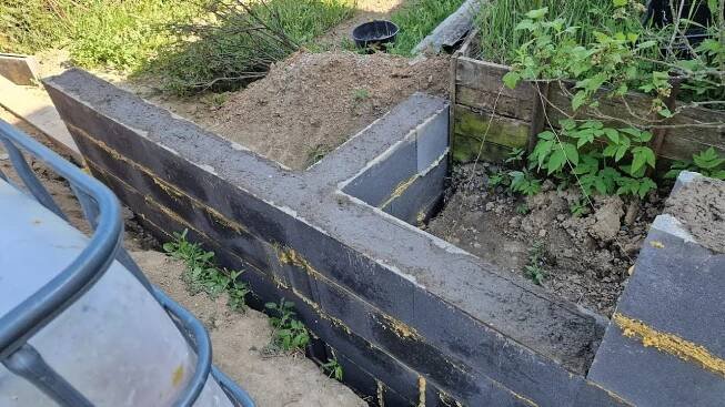 Stavba chaty svépomoci 35. Díl - Vylívaní ztraceného bednění betonem, manželka v AKCI!