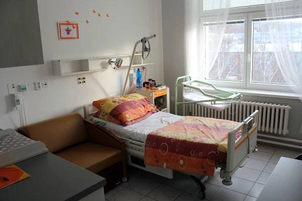 Mzda lékaře byla v průměru 71 266 a sestry 27 509 Kč. Písecká nemocnice teď ještě 10 procent přidá