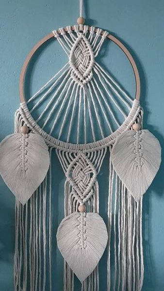 Závěsná macramé dekorace kruh s pírky 3 - Alamade MACRAMÉ
