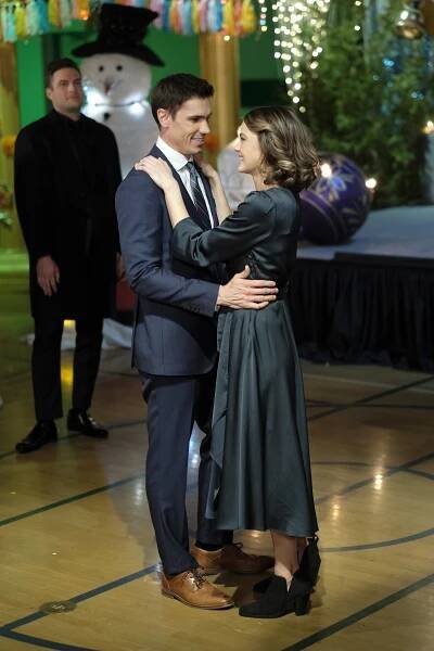 Tanner Novlan, Aimee Teegarden - Vánoční třídní sraz - Z filmu