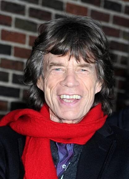 Například rocker Mick Jagger. Ten má dětí hned osm, přičemž jeho nejmladší syn Deveraux se narodil, když frontmanovi kapely Rolling Stones bylo 73 let.  