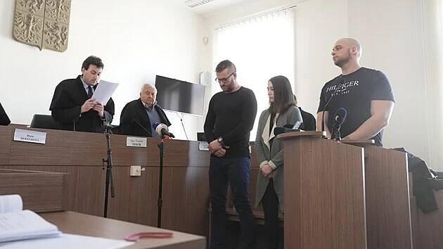 Trojice policistů obžalovaná kvůli napadení v baru - zleva Tomáš Strnad (hlavní podezřelý), jeho přítelkyně Martina Kolaříková a Tomáš Soukup. (20. března 2025)