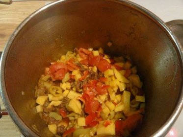 Jak uvařit pikantní gulášovou polévku | recept