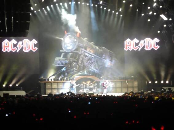 Soubor:ACDC - Toronto November 7, 2008.JPG – Wikipedie