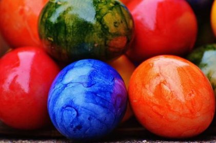Jedním z největších symbolů velikonočního pondělí jsou velikonoční vajíčka a pomlázka.