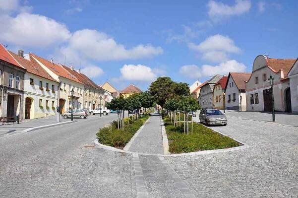 Zámecký park Vlašim – zámek, řeka Blanice, Čínský pavilon a další stavby