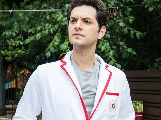 Ben Schwartz on the Towel Jacket, Umbrella Hat, and “Stacks-on-Stacks-on-Stacks Sunglasses” That Will Perfect Your Summer